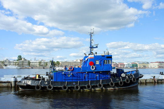 Saint-Petersburg, tug at the pier