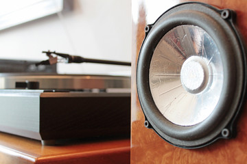plattenspieler mit lautsprecherboxen © fotoart-wallraf