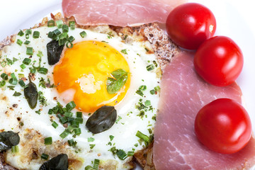 Fried eggs with ham and tomato