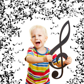 Kind singt Lied in Musikschule mit vielen Noten