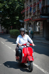 Obraz na płótnie Canvas Homme en scooter