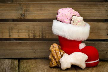 weihnachtsschuh gef&uuml;llt mit lebkuchen