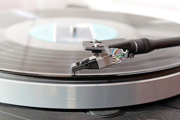 plattenspieler mit tonarm und schallplatte © fotoart-wallraf