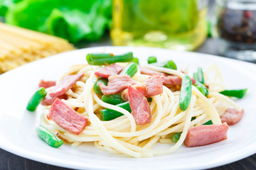 Pasta with ham and green beans
