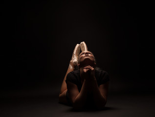Atmospheric dark portrait of a ballerina © 20:20