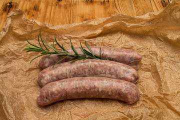 3 Bratwürste auf Knitter Papier