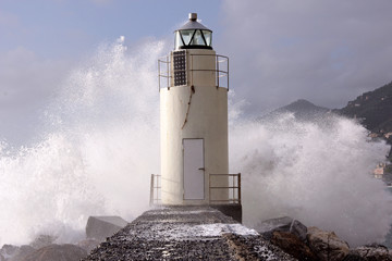 Faro e la tempesta