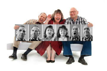 Drei Leute auf dem Sofa lachen über sich selbst