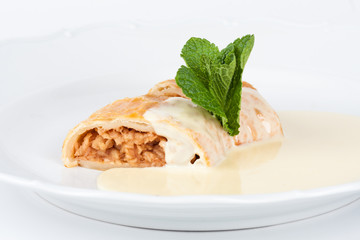 apple strudel with vanilla cream