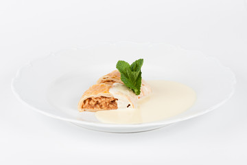 apple strudel with vanilla cream