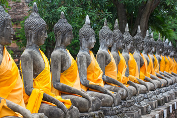 Boeddha& 39 s op een rij in Wat Yai Chai Mongkhon in de provincie Ayutthaya