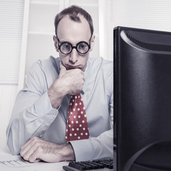 Mann frustriert und gestresst im Büro - Manager - gekündigt