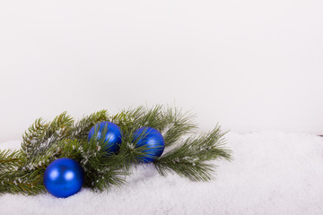 blaue Weihnachtskugeln auf Tannenzweig