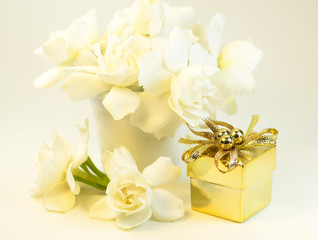 Obraz na płótnie Canvas White flowers and golden gift box