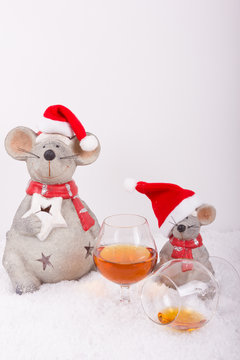 weihnachtliche Maus mit vollem und leerem Cognac Glas