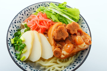 沖縄伝統の豚足テビチそば