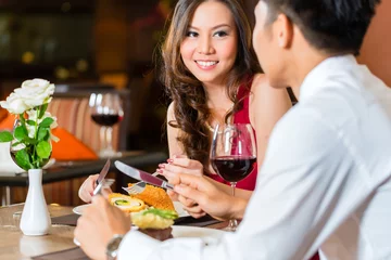 Papier Peint photo Restaurant Couple chinois en train de dîner romantique dans un restaurant chic