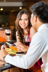 Crédence de cuisine en verre imprimé Restaurant Chinese couple having romantic dinner in fancy restaurant