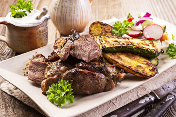 Lamm gegrillt mit Gemüse