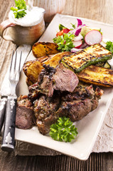 Lamm gegrillt mit Gemüse