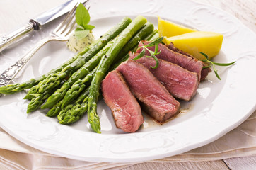 steak with asparagus