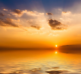 Fototapeta na wymiar Piękny zachód słońca z chmury odbicie w wodzie.
