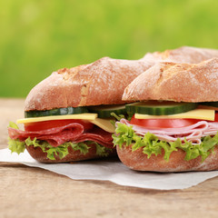 Zwei Baguettes belegt mit Salami und Schinken