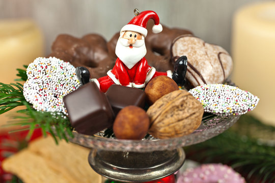 Weihnachtsteller mit Nikolausfigur, Gebäck und Süßigkeiten