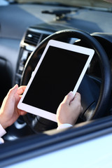 自動車でタブレット