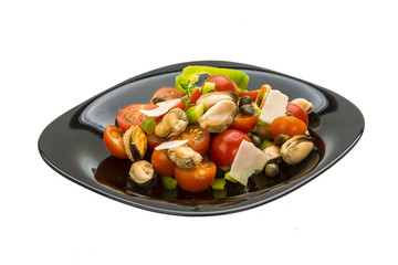 Salad with mussels and tomato
