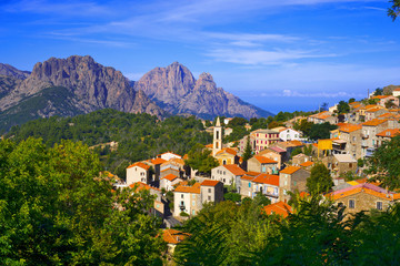 Fototapeta na wymiar Korsyka, teren portu: Evisa wieś