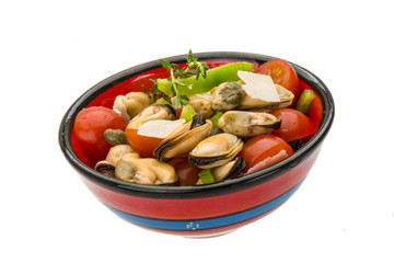 Salad with mussels and tomato