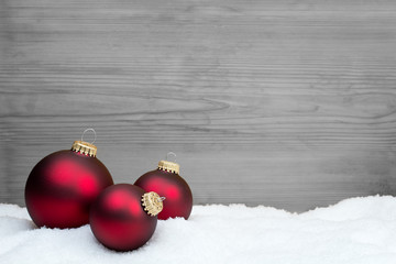 rote Weihnachtskugeln vor Hintergrund
