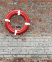Rettungsring an Mauer