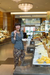 Молодая девушка у шведского стола