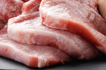 tagliere di carne di maiale cruda mista