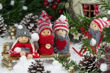 winterliches Weihnachtsmotiv mit Puppen