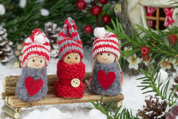 Wintermotiv - Puppen auf Holzbank