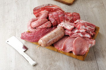 tagliere di carne di maiale cruda mista