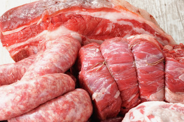 tagliere di carne di maiale cruda mista