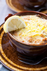 Sojaragout überbacken mit pflanzlichem Käse