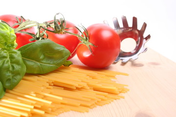 Spaghetti, Tomaten und Basilikum