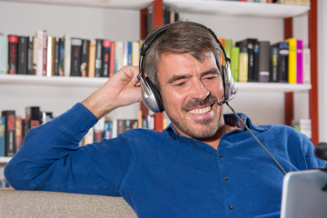 Mann mit Headset im Wohnzimmer