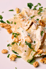 tortelloni con noci fresche