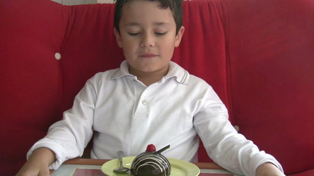 child likes cake