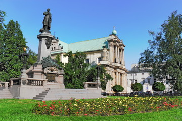 Fototapeta na wymiar Pomnik Mickiewicza i kościół Karmelitów