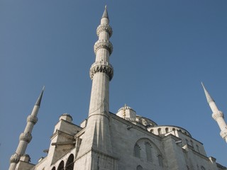 Eckansicht der Blauen Moschee in Istanbul mit drei Minaretten