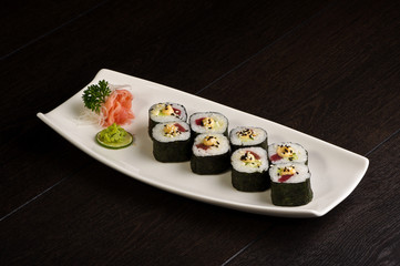 Tuna, avocado and sesame maki rolls set