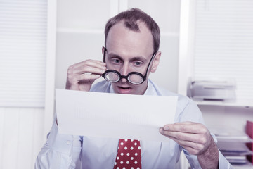 Vertrag - Jurist liest Kleingedrucktes