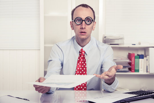 Der hartn&auml;ckige Verk&auml;ufer - gestresster Manager mit Brille